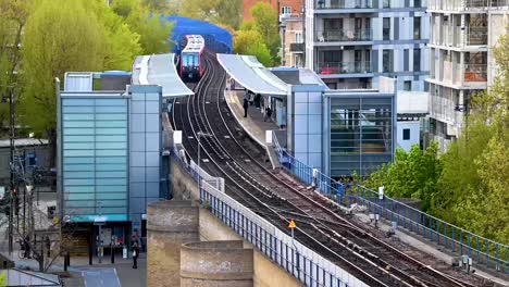 demostrando las diferentes formas en que la gente viaja por londres