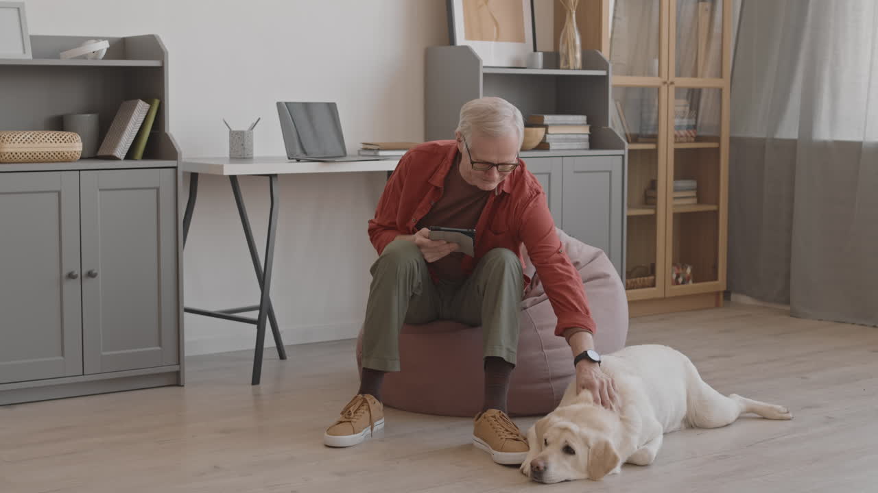 Yaşlı Köpek Sahibi, Evde Yerde Yatan Evcil Hayvanını Seviyor