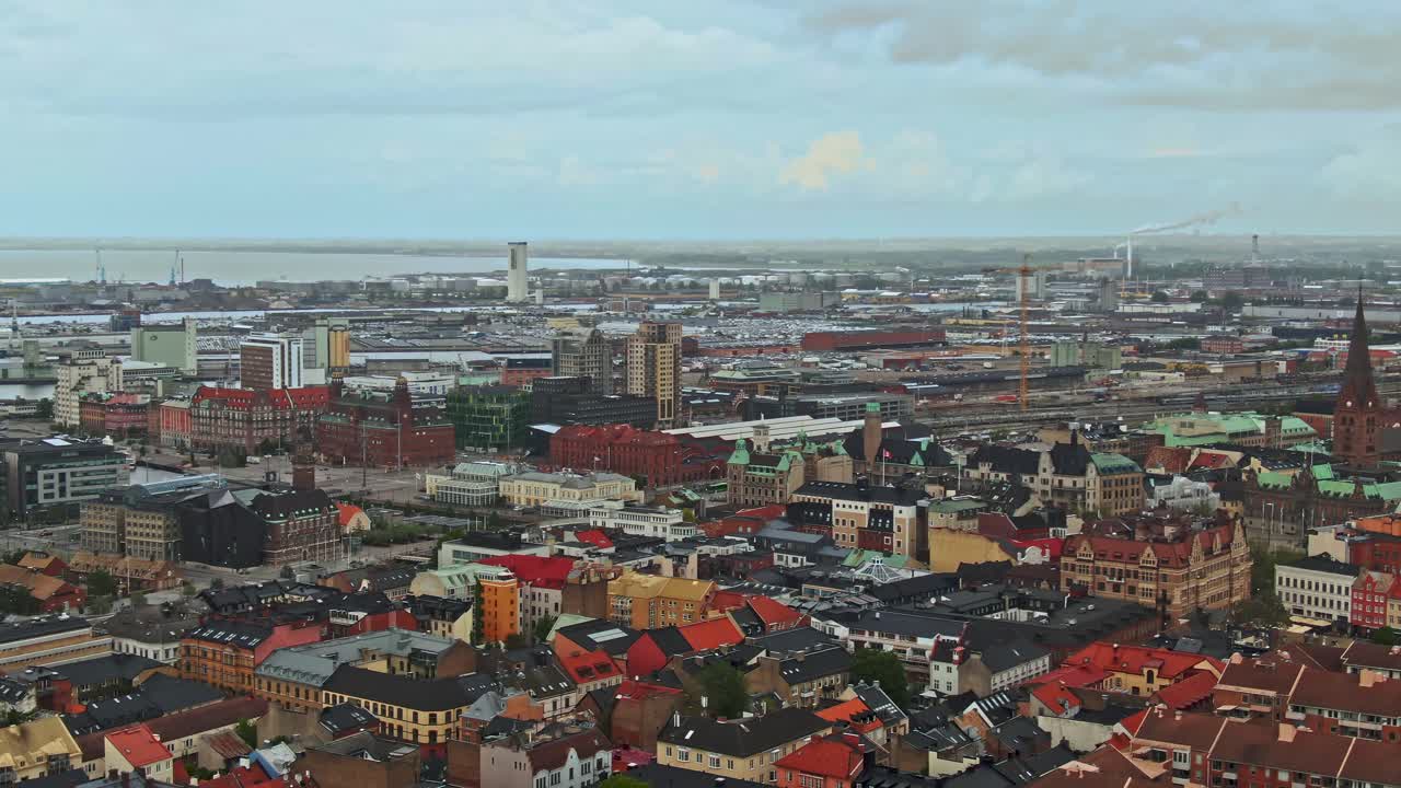 Barevné střechy centra města Malmö při stoupajícím pohledu z dronu.