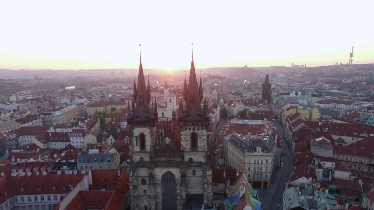 Città vecchia di Praga con la chiesa gotica vista dall'aria