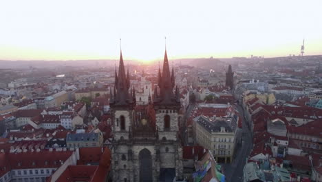 Casco-Antiguo-De-Praga-Con-Vista-Aérea-De-La-Iglesia-Gótica