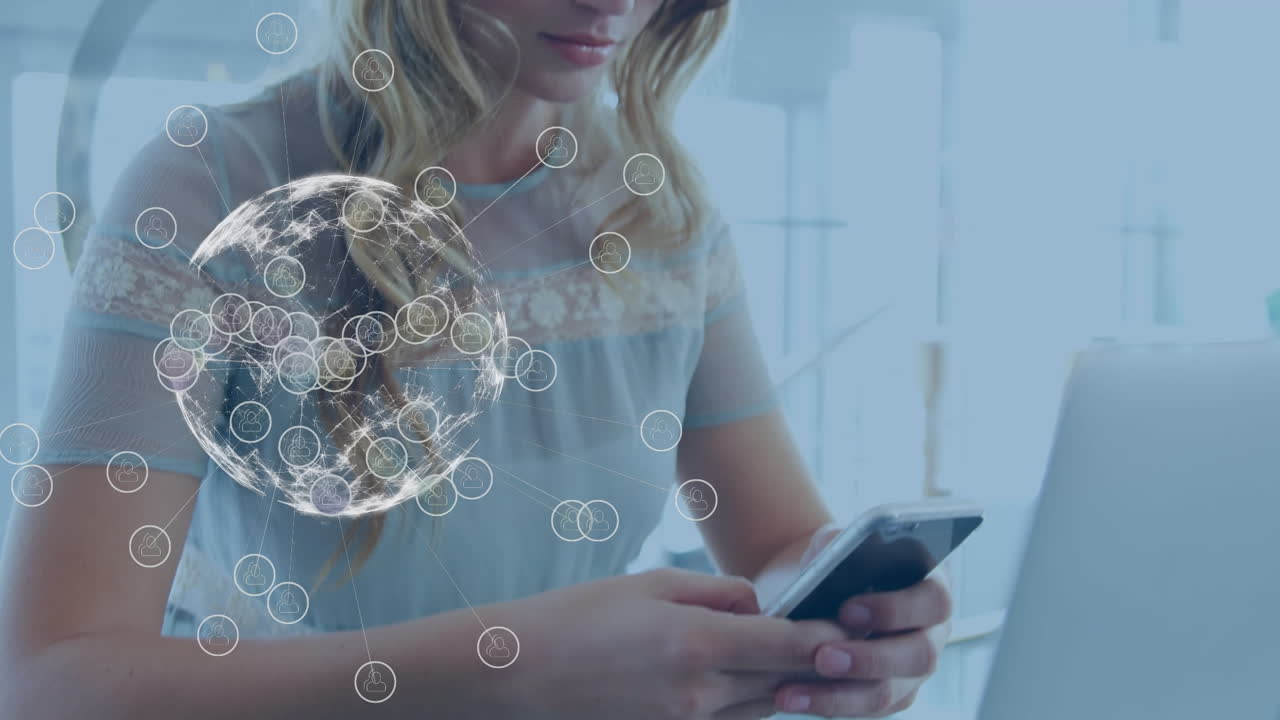 animación del globo con iconos sobre una mujer de negocios caucásica que usa un teléfono inteligente