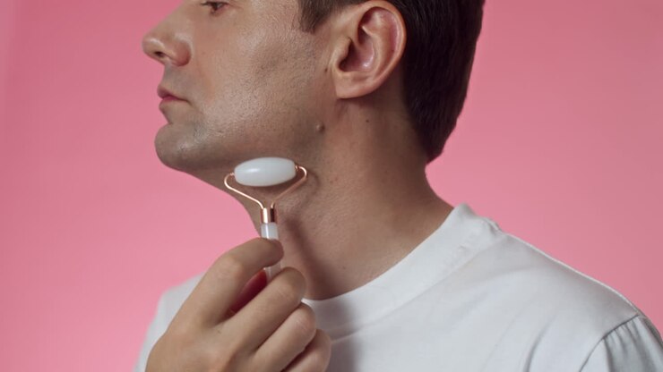 Uomo che si fa massaggiare il collo con un rullo di giada
