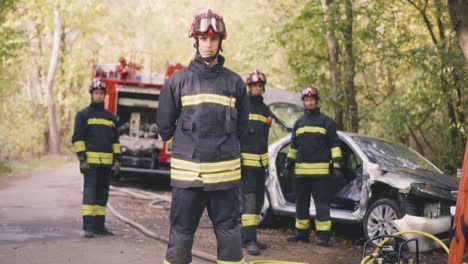 bomberos en el lugar de un accidente automovilístico