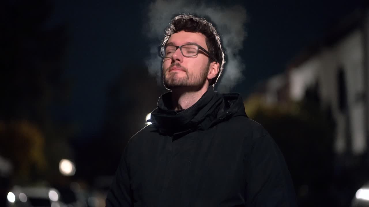 joven envuelto en la fría noche de los suburbios alemanes