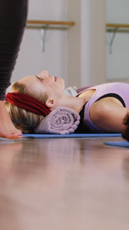 grupo de personas que realizan yoga