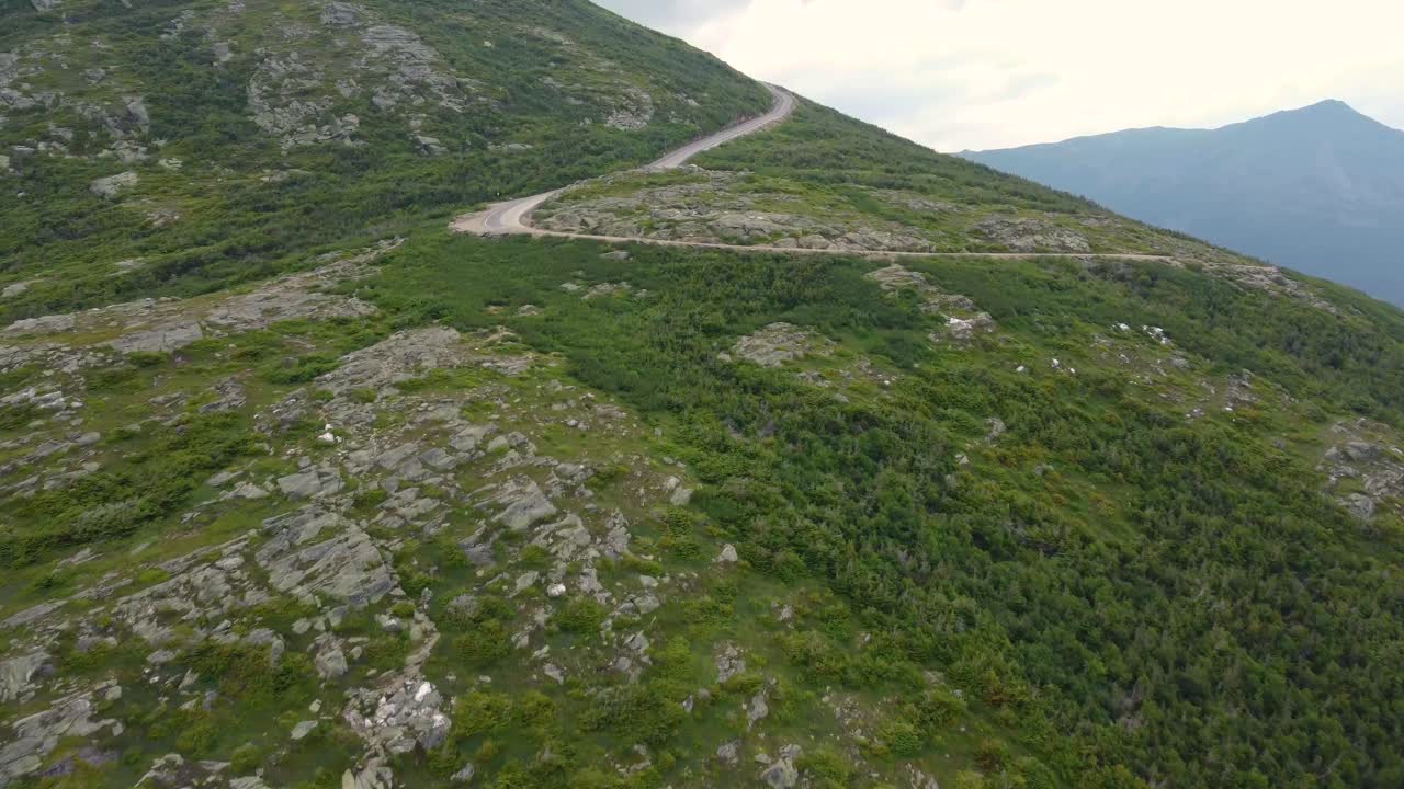 carretera sinuosa desierta, monte washington, new hampshire