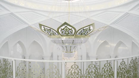 interior impresionante de una mezquita moderna