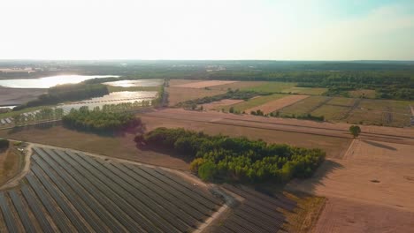 Luftaufnahme-Des-Solarpanels-Der-Photovoltaik-Farm-Basisstation-An-Einem-Sonnigen,-Hellen-Tag,-Der-Grüne-Alternative-Energie-Produziert