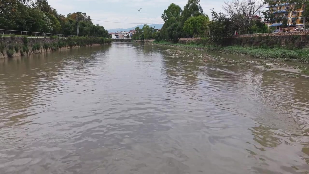 Droneoptagelser af Bagmati-floden, bybygninger og infrastruktur langs floden i Kathmandu-dalen.