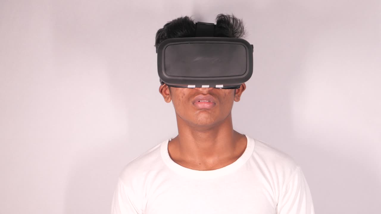 joven experimentando la realidad virtual