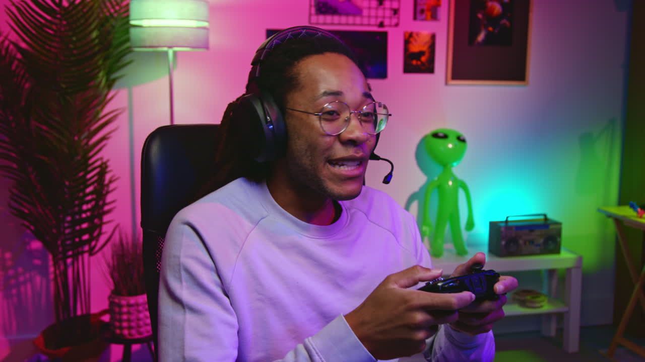 giocatore eccitato gioca a videogiochi con luci al neon