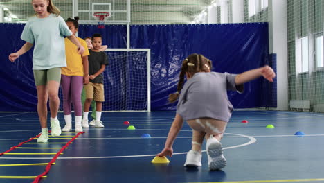 niños entrenando en el interior