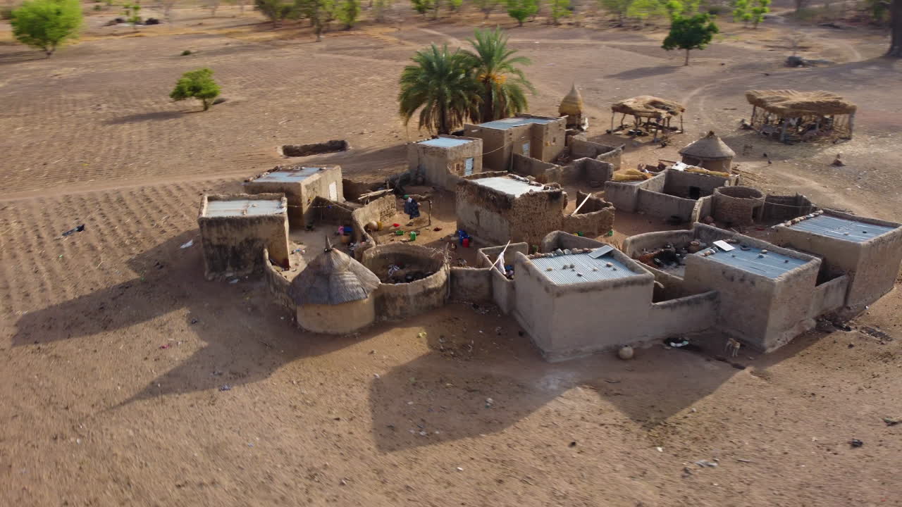 Drone che riprende un video volando intorno a un villaggio in Burkina Faso, Africa