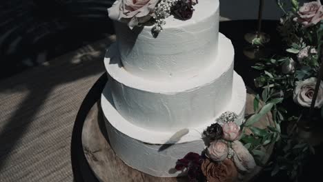 wedding-cake-inside-table-rotate