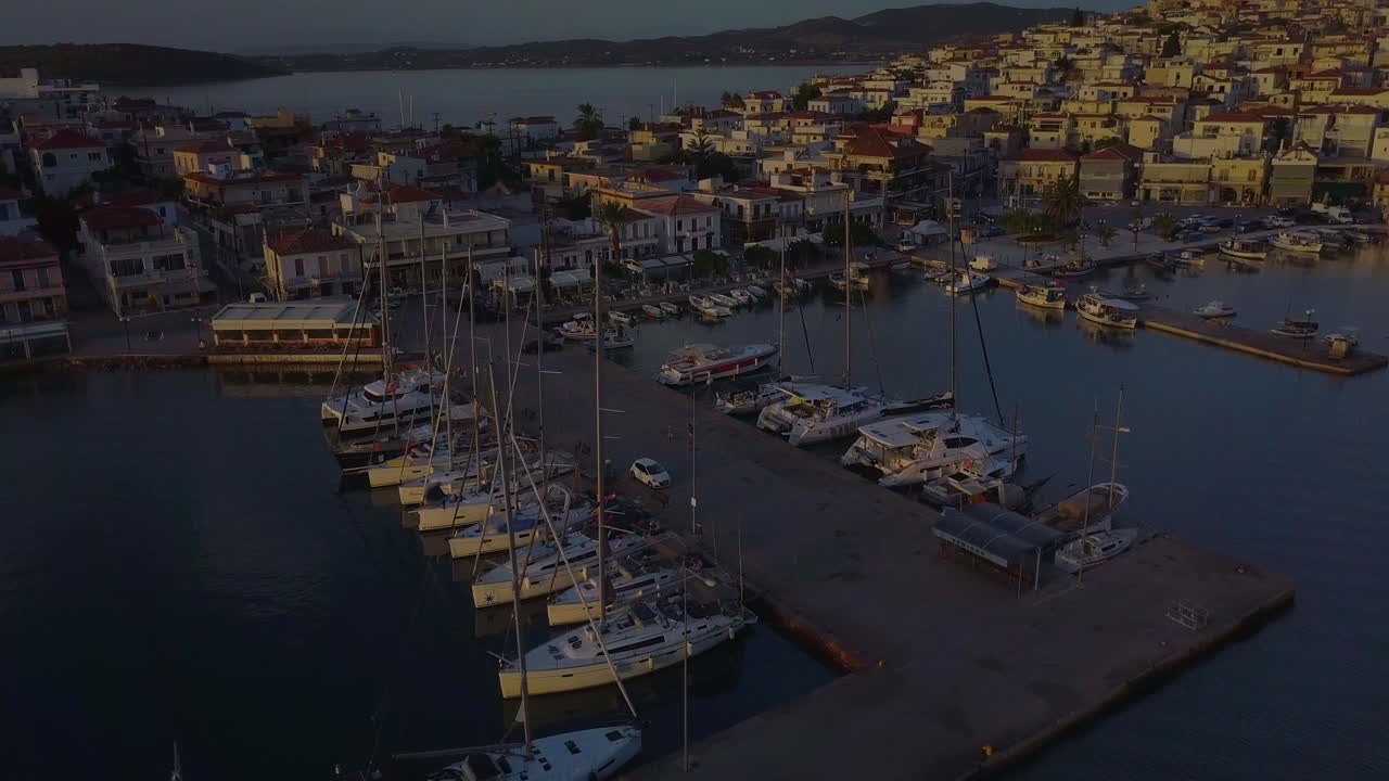 Vista aerea di un porto turistico con yacht al tramonto a Ermioni, in Grecia.