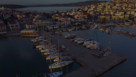 Vista-Aérea-Del-Puerto-De-Yates-Al-Atardecer-En-Ermioni-En-Grecia