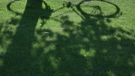 sombra de silueta de bicicleta en la hierba