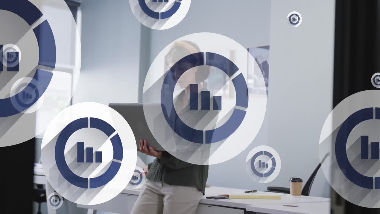 animación de múltiples iconos de gráficos de barras flotando sobre una mujer asiática que usa una computadora portátil en la oficina