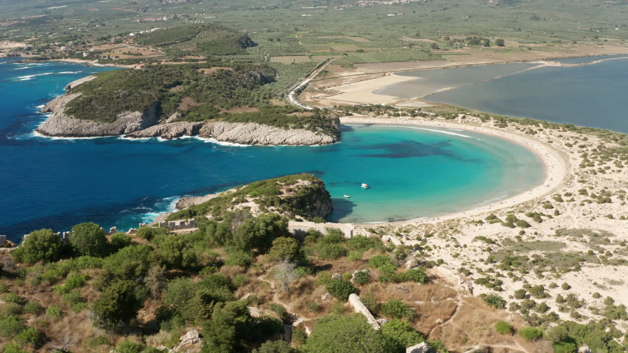 playa voidokilia en forma de herradura de la cueva de nestor en messinia, peloponeso, grecia