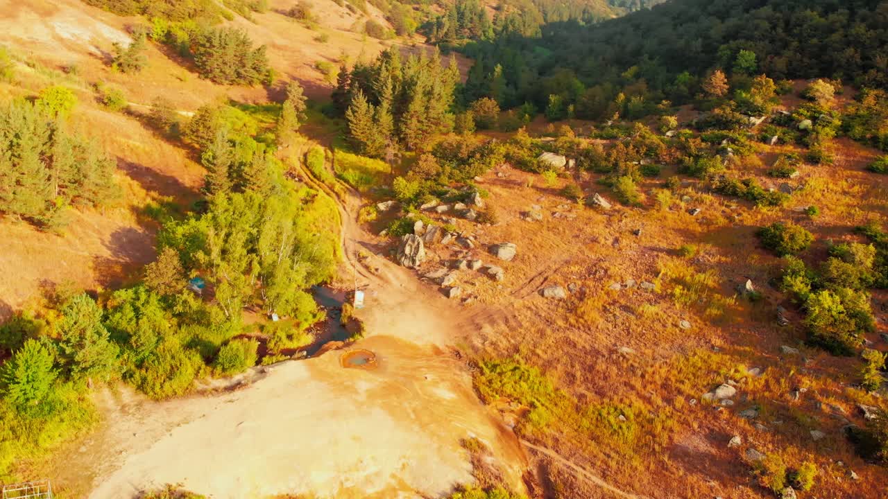 vista aérea aguas termales naturales en las montañas jermuk al aire libre. gemas ocultas turismo de armenia.