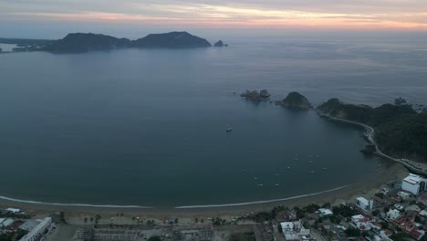 fotografía aérea paisaje azul bahía azul, aguas tranquilas, puesta de sol costa mexicana barra de navidad
