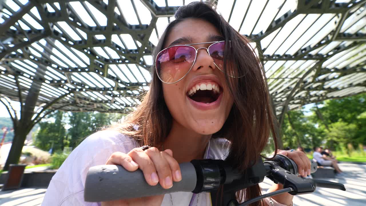 chica adolescente en scooter en el parque