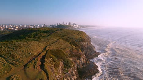 Toma-Cinematográfica-Aérea-De-Altos-Acantilados-Rocosos-Junto-Al-Océano-Atlántico,-Torres,-Rio-Grande-Do-Sul,-Brasil