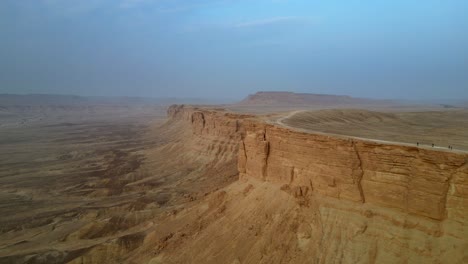 Increíble-Paisaje-Seco-Y-árido-Del-Desierto-Con-Acantilados-Y-Escarpes-En-Arabia