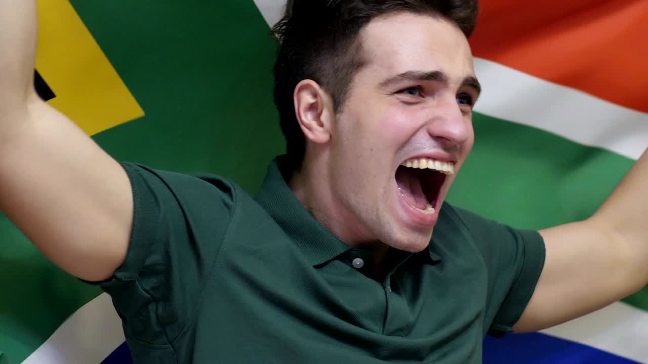 남아프리카 공화국의 발을 느린 속도로 들고 축하하는 남아프리카 젊은이