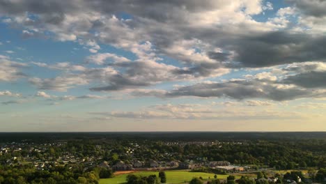 Zeitraffer-Von-Schönen,-Sich-Schnell-Bewegenden-Wolken-über-Einer-Wohnung-In-Clarksville,-Tennessee