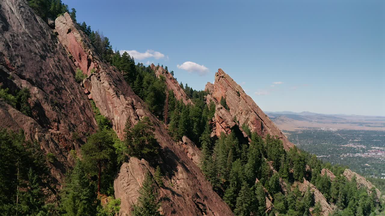 Filmagem aérea de drone ascendente das formações rochosas Flat Irons em Boulder, Colorado.