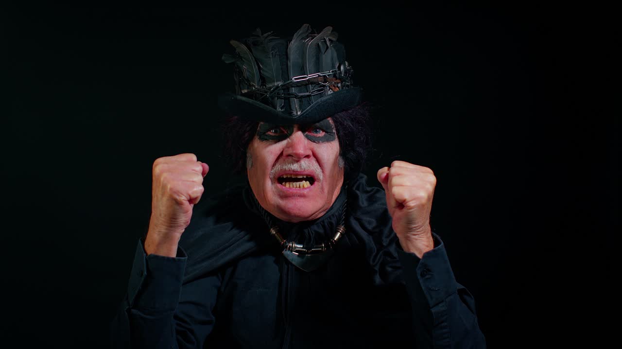 끔찍하고 무서운 할로윈 위처 메이크업으로 화를 내고, 손을 들고, 다투고, 갈등하고