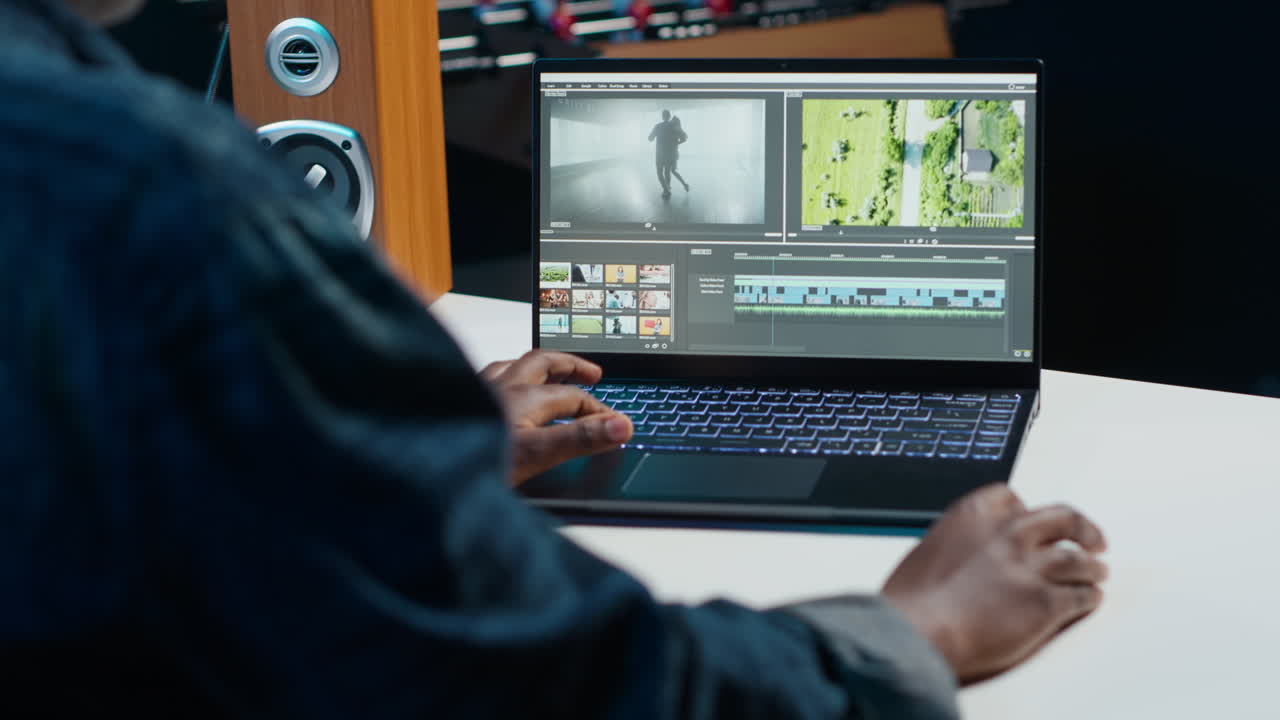 persona editando video en una computadora portátil