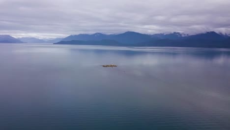 Arrecife-Vanderbilt-Aéreo-Extremadamente-Amplio-Con-Barco-De-Buceo-Rodeado-Por-El-Canal-Ocean-Lynn,-Juneau-Ak