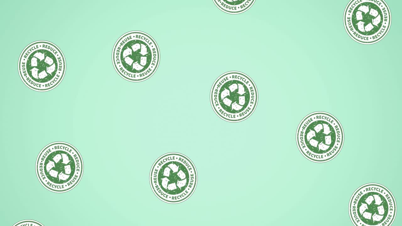 animación de texto y logotipos de reciclaje que caen múltiples veces, sobre fondo verde