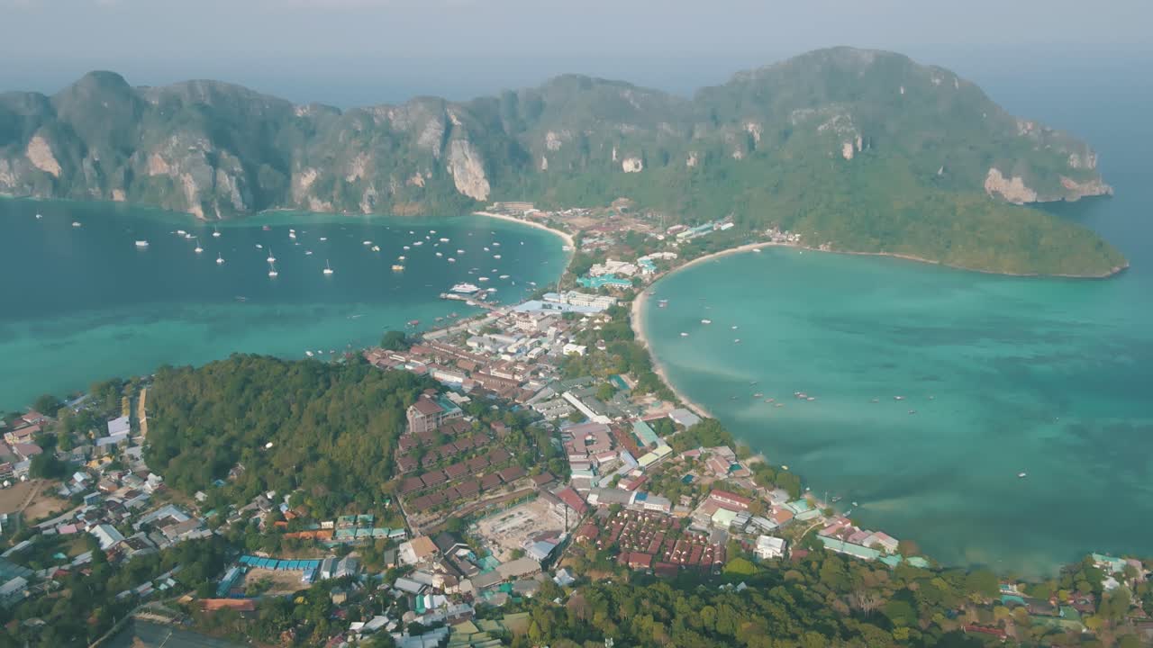 imágenes épicas en cámara lenta de drones revelando las islas phi phi tailandia