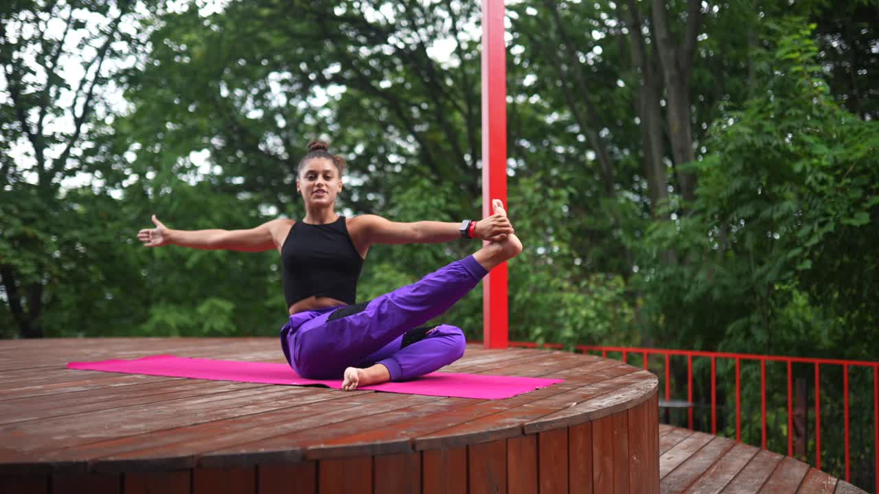 mujer practicando yoga al aire libre