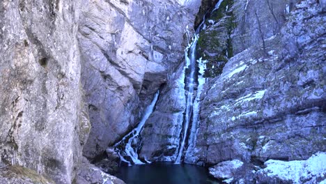 cascada de savica en invierno con hielo en bohinj, eslovenia