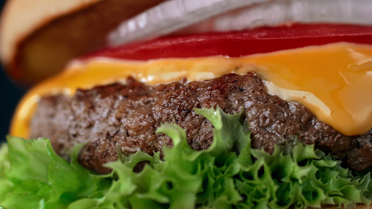 hamburguesa de carne en pan tostado con queso derretido y verduras en macro