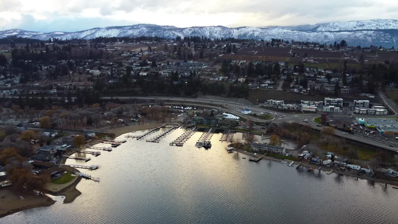 Turtle Bay Marina e attraversamento a Lakecountry, Columbia Britannica, in pieno inverno. Periodo natalizio, bassa stagione turistica