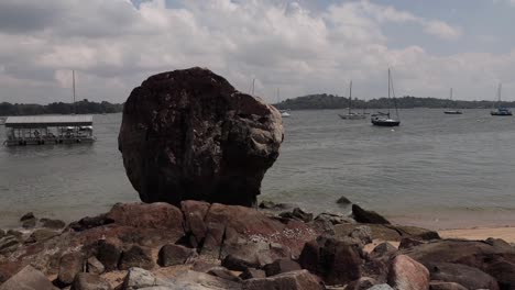 Una-Roca-Gigante-Al-Lado-De-Una-Playa