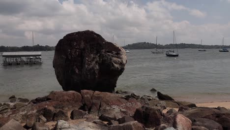 una roca gigante al lado de una playa