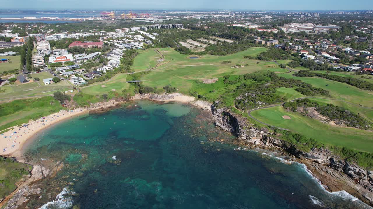 오스트레일리아 뉴사우스웨일스 주 시드니에 있는 은 파란 바물이 있는 작은 베이 비치 - 공중 드론 촬영