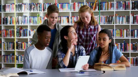 escolares que usan tabletas digitales en la biblioteca 4k