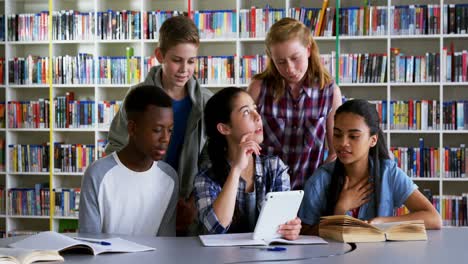 schulkinder mit digitalem tablet in der bibliothek 4k