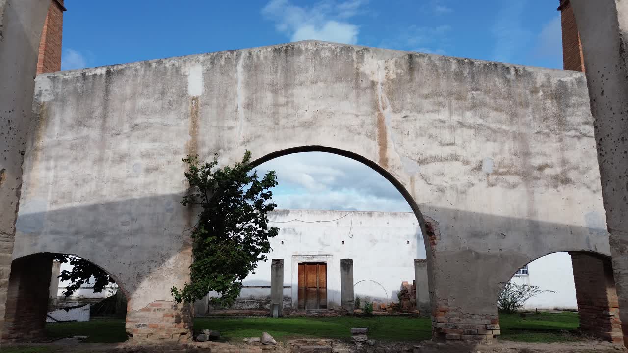 아치와 푸른 하늘로 장식된 고 잃어버린 하시엔다 (hacienda) 는 이 곳의 마법입니다. 테킬라와 메스칼을 만든 곳입니다.