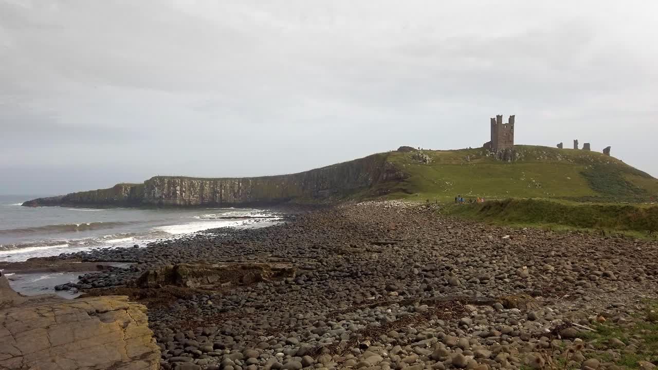 metraje costero de moody northumberland con olas y castillo