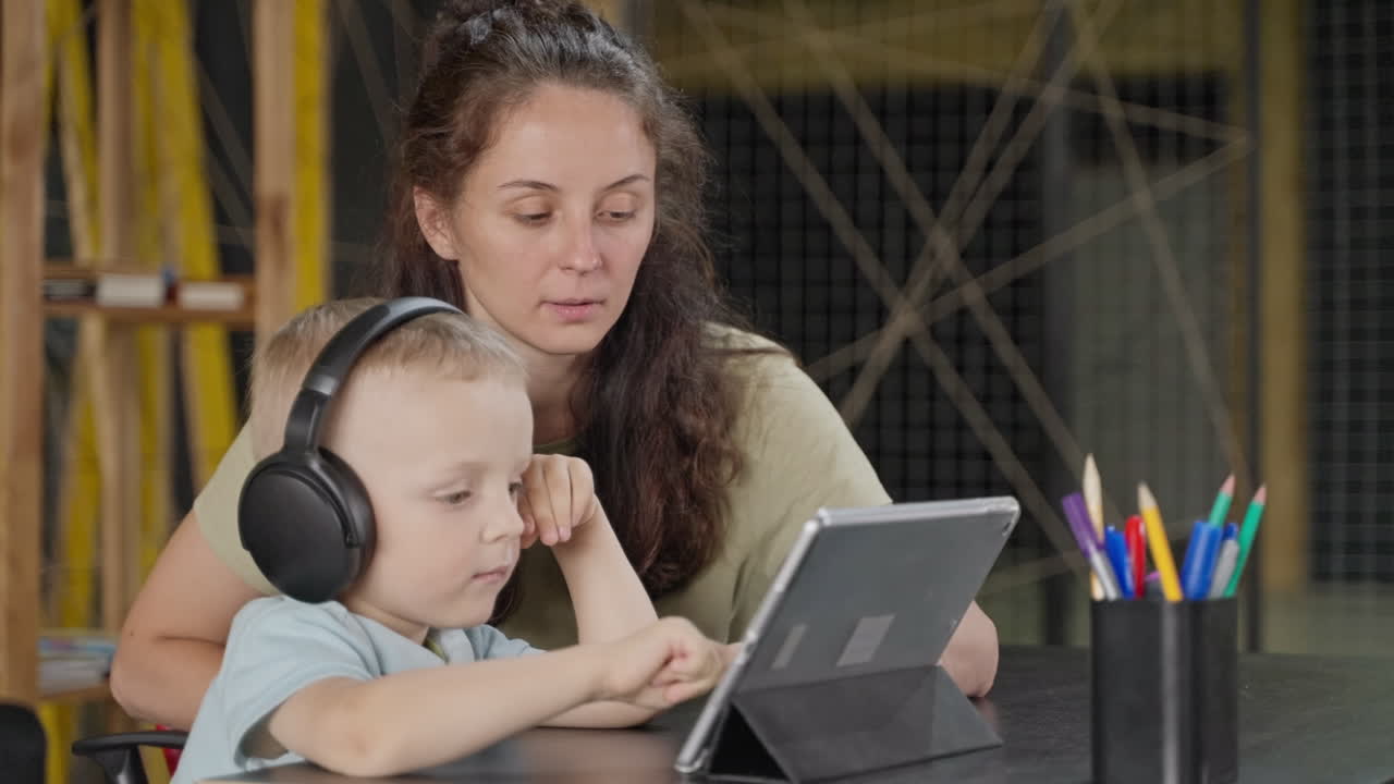 madre e hijo aprendiendo juntos en una tableta