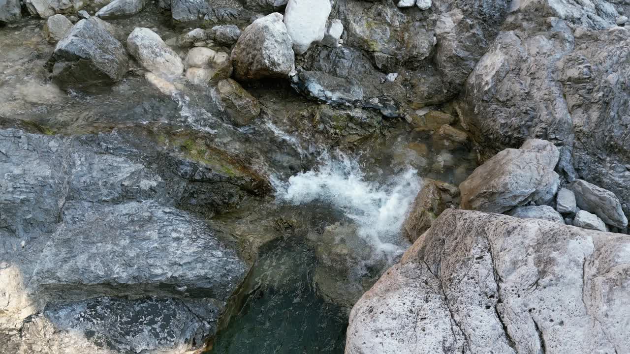Filmato aereo con drone sul torrente Susaibes vicino ad Andreis, Italia: acqua limpida, letto roccioso e incontaminato ambiente alpino. Ideale per filmati in stock naturalistici, di viaggio e panoramici.